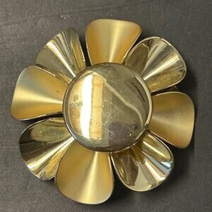 Vintage Gold Tone Flower/Daisy Brooch